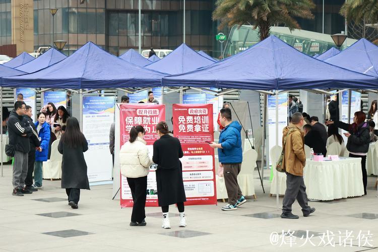 凝心聚力 实干笃行丨招聘会开到商圈里 各地多措并举稳岗扩岗